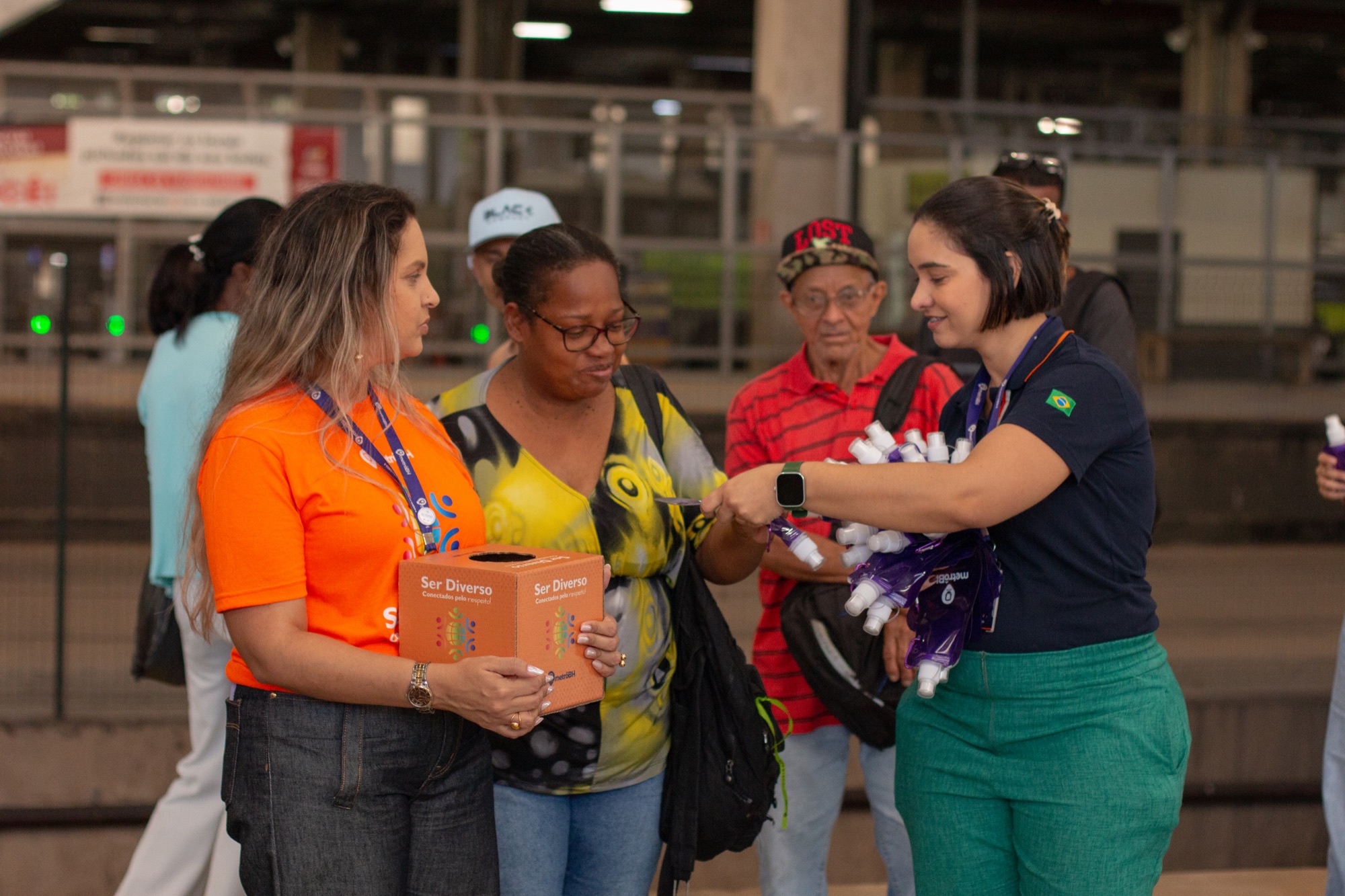 Entrega de brindes ao público na ação comemorativa do Metro BH.